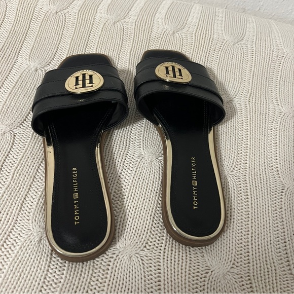 Tommy Hilfiger Women’s Size 5.5M Black Slip On Flats with Center Gold Logo EUC - Picture 3 of 5